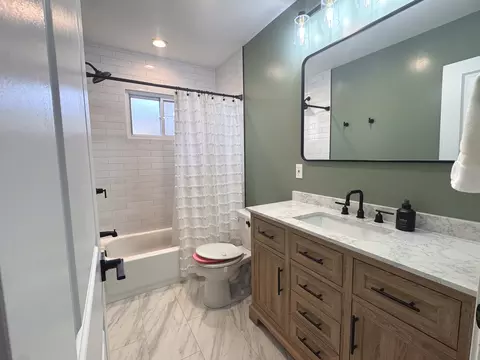 Bath - 450 E Park Ave, Elmhurst, IL 60126 photo 1 of 2