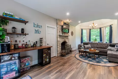 Living - 8 Birch Dr, Putnam, IL 61560 photo 2 of 3