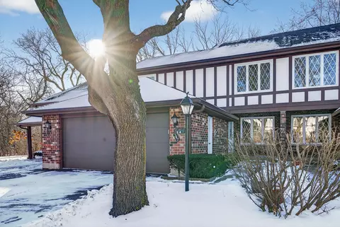 547 Woodmar Ln, Crystal Lake, IL 60014