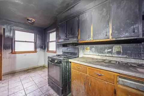 Kitchen - 412 Jay St, Elgin, IL 60120 photo 2 of 4