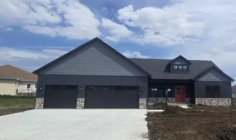 707 N Beacon Hill Cir, Urbana, IL 61802