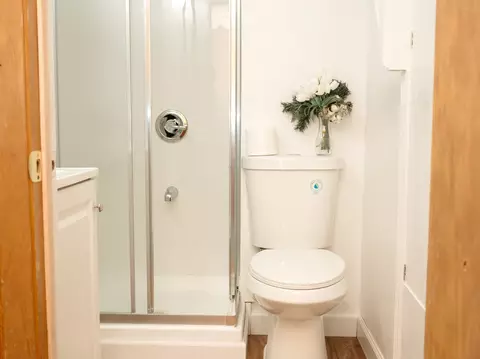 Bath - 9404 Hamlin Ave, Des Plaines, IL 60016 photo 1 of 2