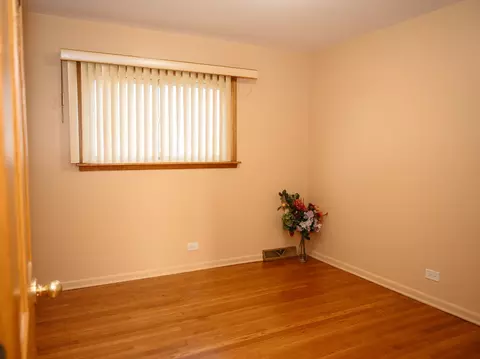 Bedroom - 9404 Hamlin Ave, Des Plaines, IL 60016 photo 3 of 4
