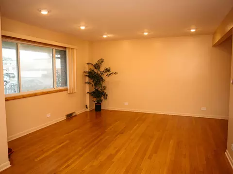 Living - 9404 Hamlin Ave, Des Plaines, IL 60016 photo 3 of 4