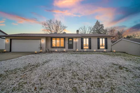 5213 W Greenbrier Dr, Mchenry, IL 60050