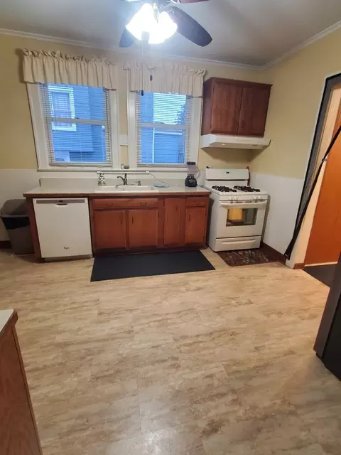Kitchen - 457 Arlington Ave, Elgin, IL 60120 photo 2 of 3
