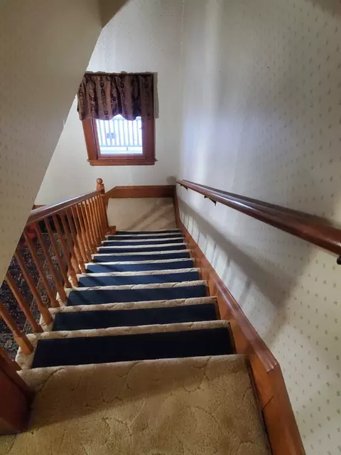 Entry Way - 457 Arlington Ave, Elgin, IL 60120 photo 2 of 7