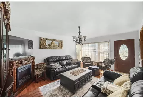 Living - 6404 W 85th Pl, Burbank, IL 60459 photo 3 of 3