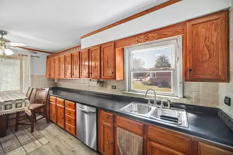 Kitchen - 6404 W 85th Pl, Burbank, IL 60459 photo 3 of 3