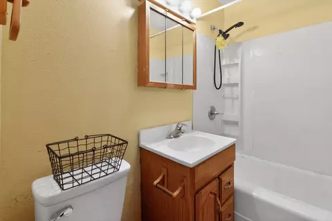 Bath - 560 Beckman Dr, Kankakee, IL 60901 photo 1 of 1