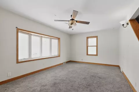 Living - 560 Beckman Dr, Kankakee, IL 60901 photo 2 of 3