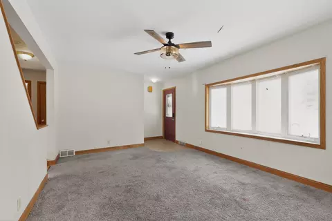 Living - 560 Beckman Dr, Kankakee, IL 60901 photo 1 of 3