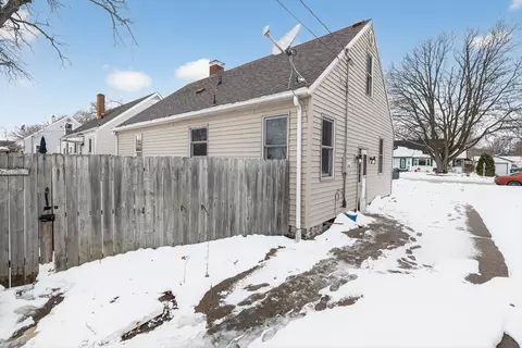 Exterior - 560 Beckman Dr, Kankakee, IL 60901 photo 2 of 4