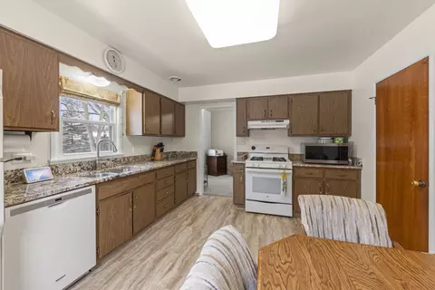 Kitchen - 722 Countryside Dr, Wheaton, IL 60187 photo 4 of 4