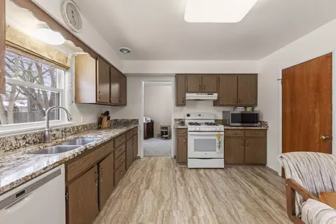 Kitchen - 722 Countryside Dr, Wheaton, IL 60187 photo 3 of 4