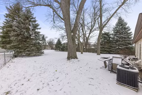 Exterior - 722 Countryside Dr, Wheaton, IL 60187 photo 1 of 3