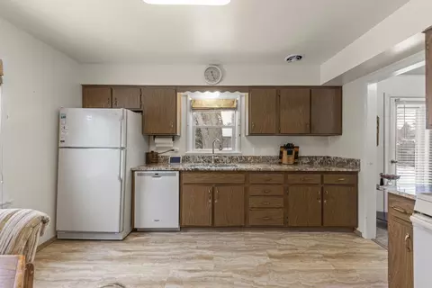 Kitchen - 722 Countryside Dr, Wheaton, IL 60187 photo 2 of 4