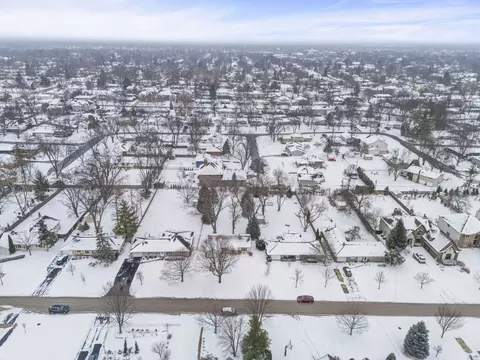 View/Area - 722 Countryside Dr, Wheaton, IL 60187 photo 4 of 6