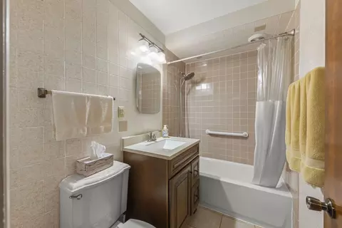 Bath - 722 Countryside Dr, Wheaton, IL 60187 photo 1 of 1