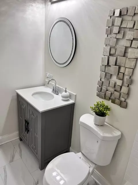 Bath - 16607 Winchester Ave, Markham, IL 60428 photo 3 of 8