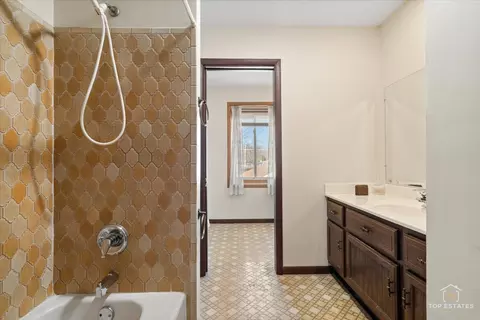 Bath - 2302 Fulle St, Rolling Meadows, IL 60008 photo 4 of 4