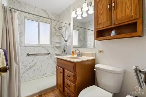 Bath - 2302 Fulle St, Rolling Meadows, IL 60008 photo 1 of 4