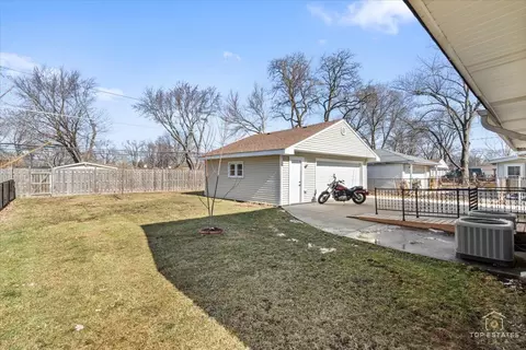 Exterior - 2302 Fulle St, Rolling Meadows, IL 60008 photo 3 of 4