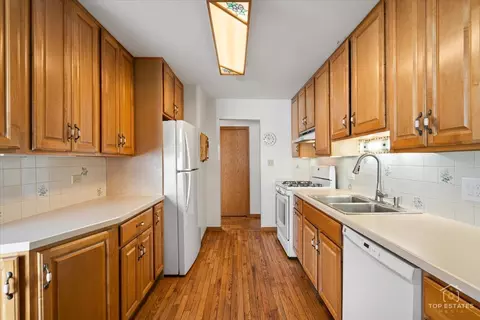 Kitchen - 2302 Fulle St, Rolling Meadows, IL 60008 photo 1 of 4