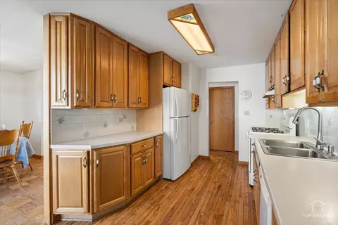 Kitchen - 2302 Fulle St, Rolling Meadows, IL 60008 photo 3 of 4