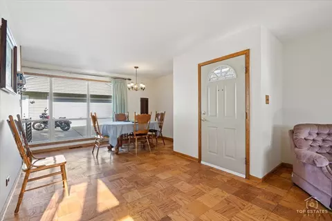 Entry Way - 2302 Fulle St, Rolling Meadows, IL 60008 photo 2 of 3