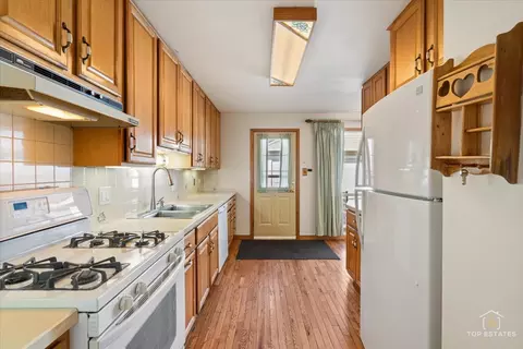 Kitchen - 2302 Fulle St, Rolling Meadows, IL 60008 photo 4 of 4
