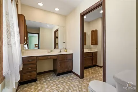 Bath - 2302 Fulle St, Rolling Meadows, IL 60008 photo 2 of 4