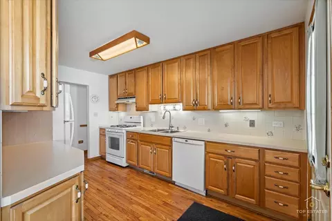 Kitchen - 2302 Fulle St, Rolling Meadows, IL 60008 photo 2 of 4