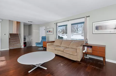 Living - 522 Apache Ln, Carol Stream, IL 60188 photo 2 of 5