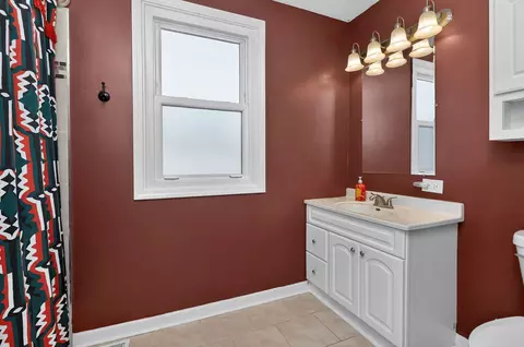 Bath - 522 Apache Ln, Carol Stream, IL 60188 photo 1 of 2