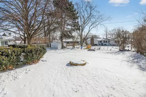Exterior - 522 Apache Ln, Carol Stream, IL 60188 photo 3 of 4