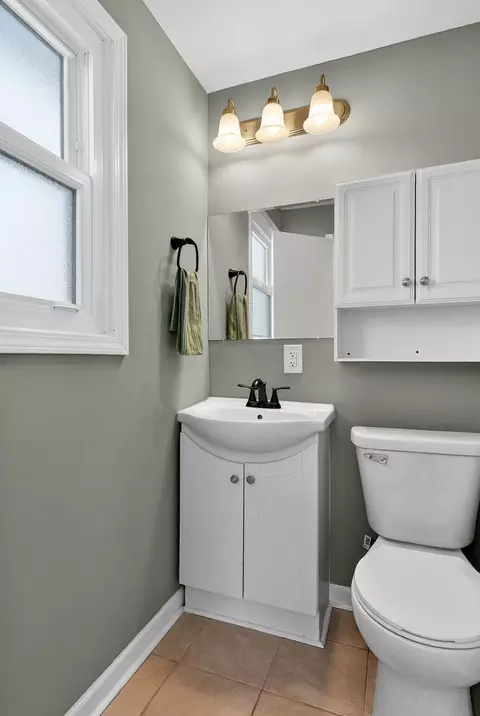 Bath - 522 Apache Ln, Carol Stream, IL 60188 photo 2 of 2