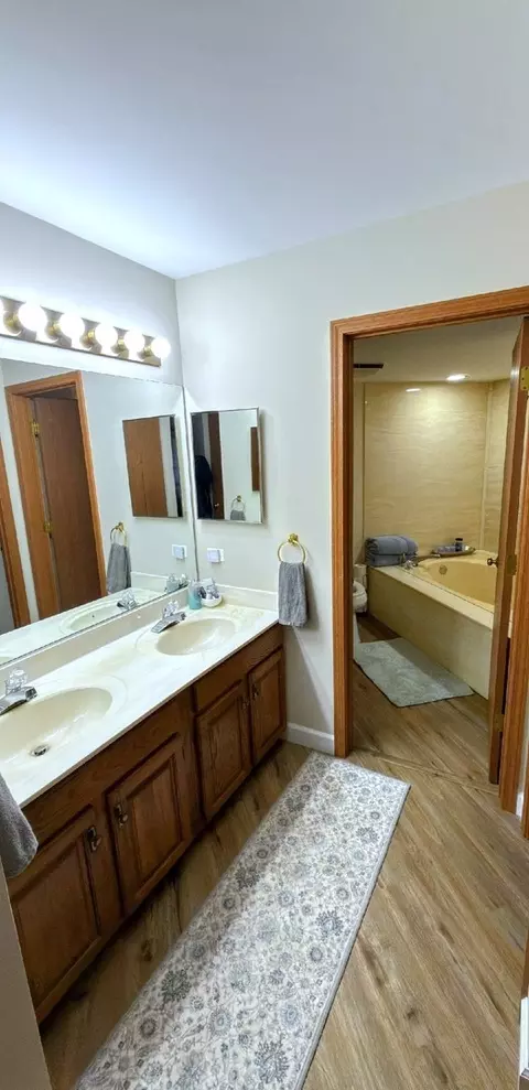 Bath - 1033 Interloch Ct, Algonquin, IL 60102 photo 2 of 4