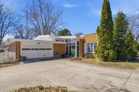 616 Seneca Dr, Aurora, IL 60506