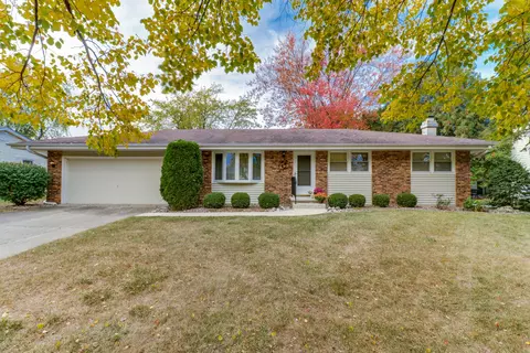 105 S Devonshire Dr, Bloomington, IL 61704
