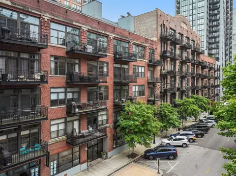 375 W Erie St #213, Chicago, IL 60654