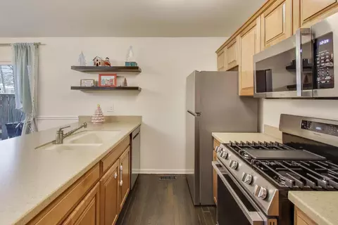 Kitchen - 46 Oak Valley Dr, Cary, IL 60013 photo 2 of 2