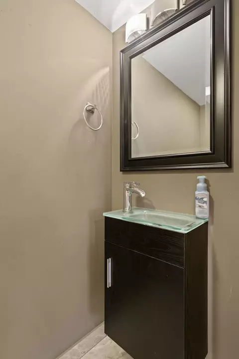 Bath - 4331 S Evans Ave, Chicago, IL 60653 photo 3 of 3