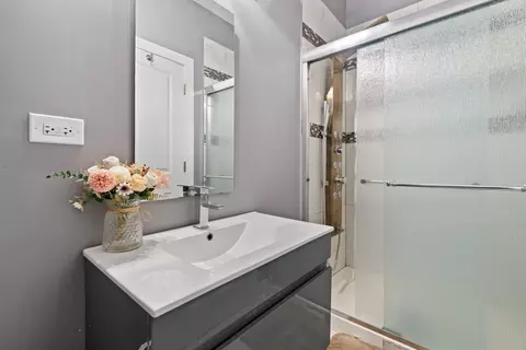 Bath - 4331 S Evans Ave, Chicago, IL 60653 photo 2 of 3