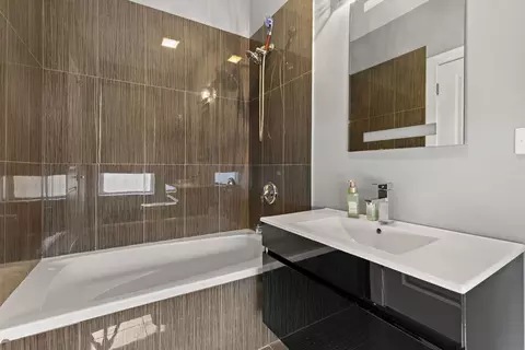 Bath - 4331 S Evans Ave, Chicago, IL 60653 photo 1 of 3