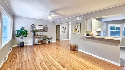 Living - 1509 Pine St, Mchenry, IL 60050 photo 1 of 5