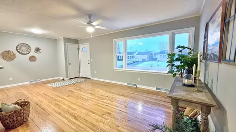 Living - 1509 Pine St, Mchenry, IL 60050 photo 4 of 5