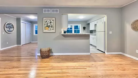 Living - 1509 Pine St, Mchenry, IL 60050 photo 2 of 5