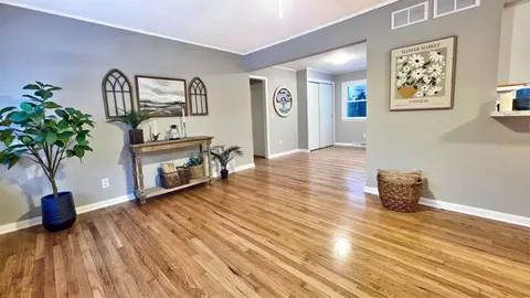 Living - 1509 Pine St, Mchenry, IL 60050 photo 3 of 5