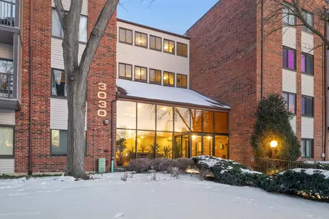 3030 Pheasant Creek Dr #102, Northbrook, IL 60062